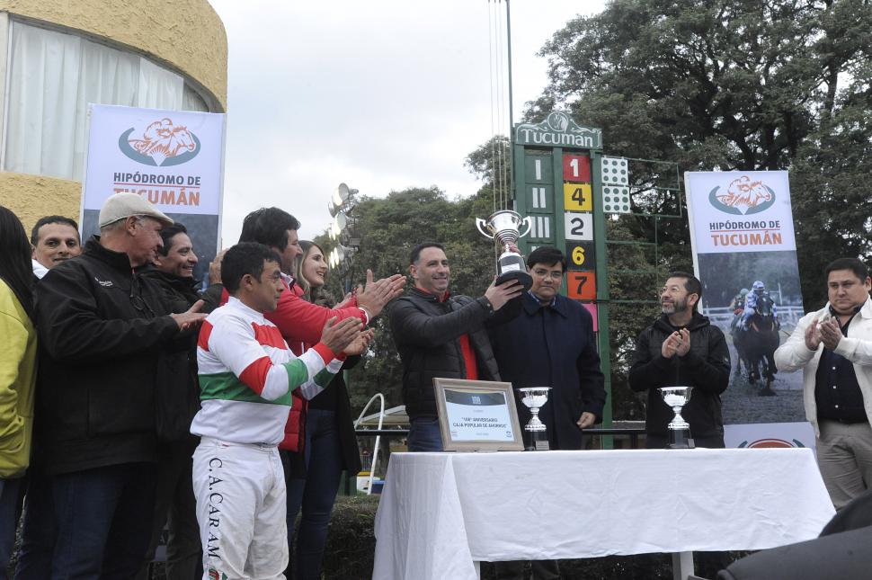 PREMIOS. Las autoridades de la Caja Popular de Ahorros entregaron las copas. la gaceta / foto de antonio ferroni 