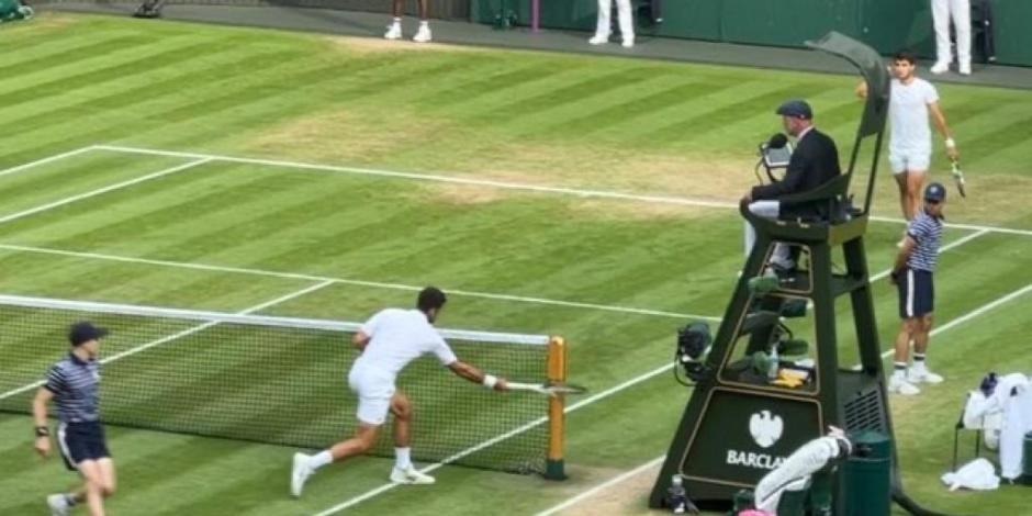 TRAICIONADO POR LOS NERVIOS. Djokovic había roto la raqueta, una señal de impotencia que derivó en derrota. Luego elogió a Alcaraz en su discurso. 