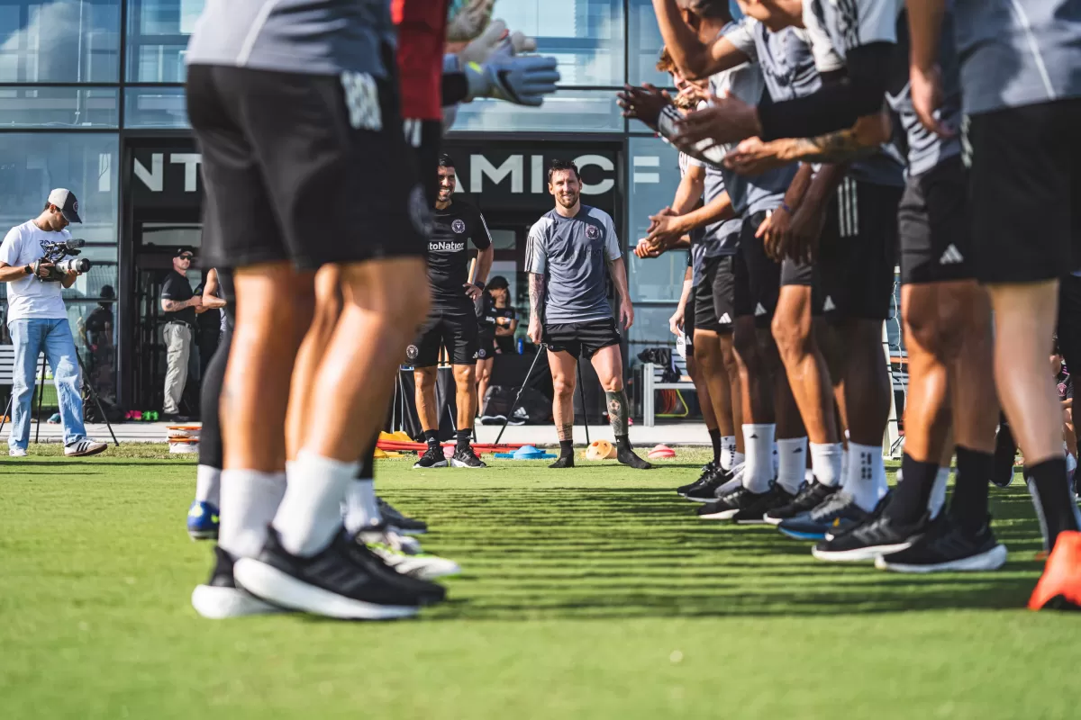 BIEVENIDA. Messi tuvo que pasar por el puente chino. FOTO PRENSA DE INTER MIAMI