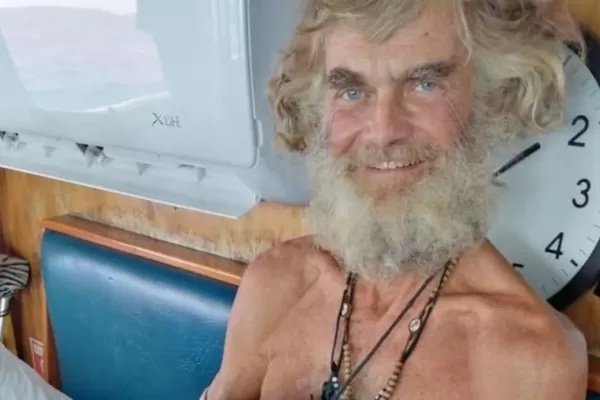 Cómo sobrevivieron un marinero y su perra más de dos meses a la deriva en medio del océano Pacífico