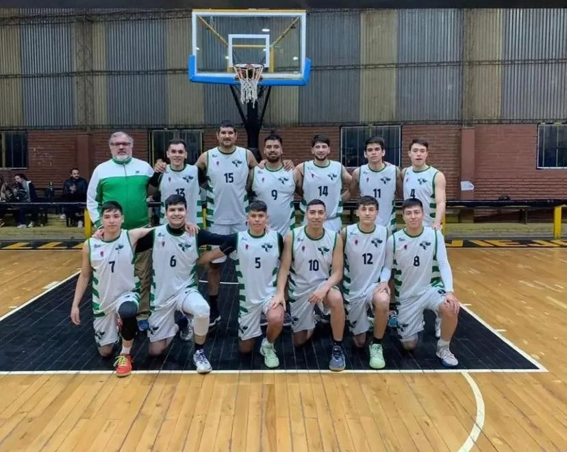 UNA FOTO PARA LA HISTORIA. Antes de la final, el plantel del “trueno verde” posó para una imagen que quedará grabada a fuego en la historia de Nicolás Avellaneda.  