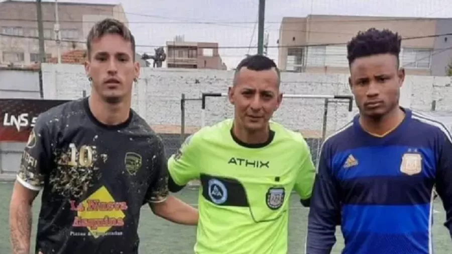 EL JUGADOR ALEXANDER Tapón, junto al árbitro agredido. 