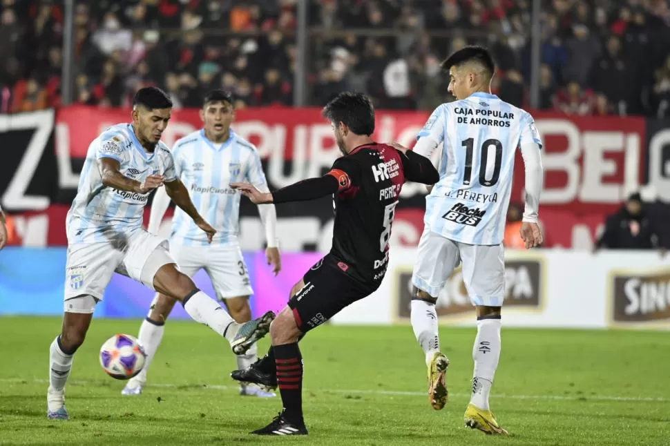 LUCHADO. Adrián Sánchez y Pablo Pérez disputan la pelota ante la atenta mirada de Orihuela y Joaquín Pereyra (10). foto de marcelo manera (especial para la gaceta) 