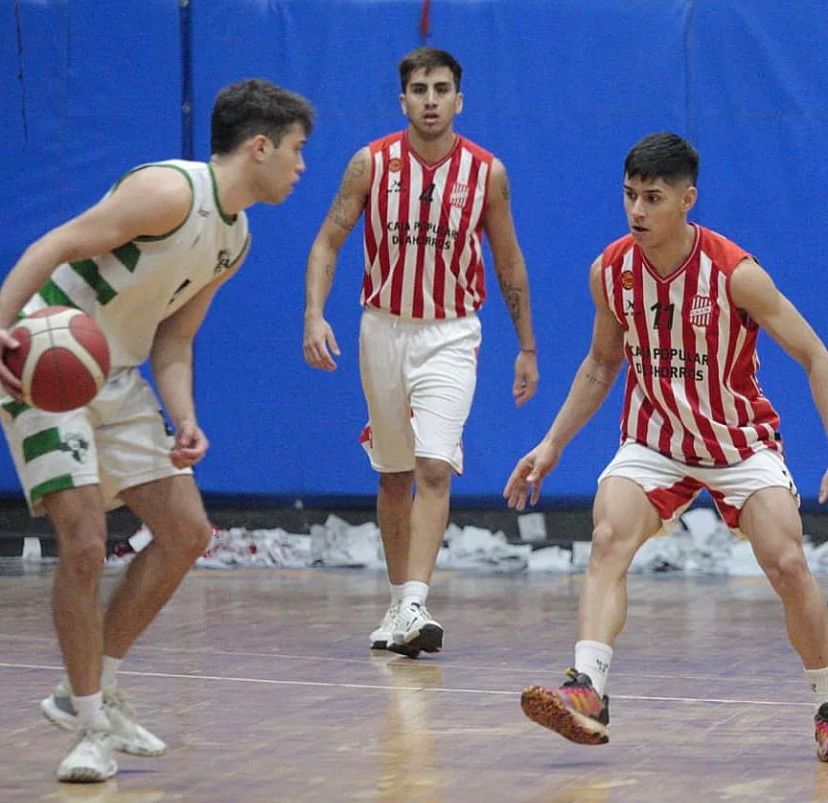 BUENA CONDUCCIÓN. Rodríguez maneja la bola ante Ignacio Palavecino.   