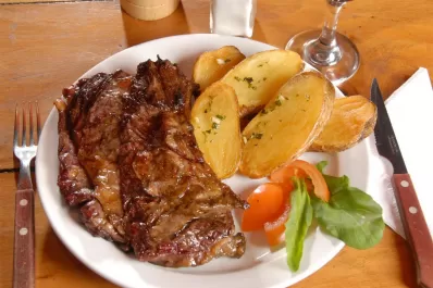 En un restaurante de Salta: pidió un bife con papas y una tabla de achuras y no pudo creer lo que costó