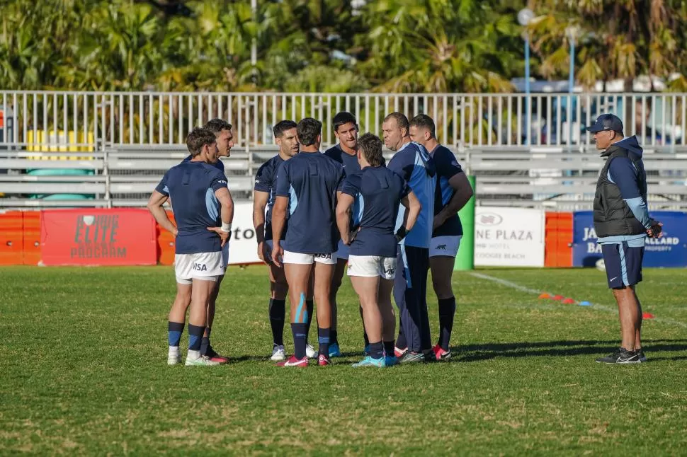 INSTRUCCIONES. Michael Cheika afina detalles del plan con sus dirigidos. prensA UAR