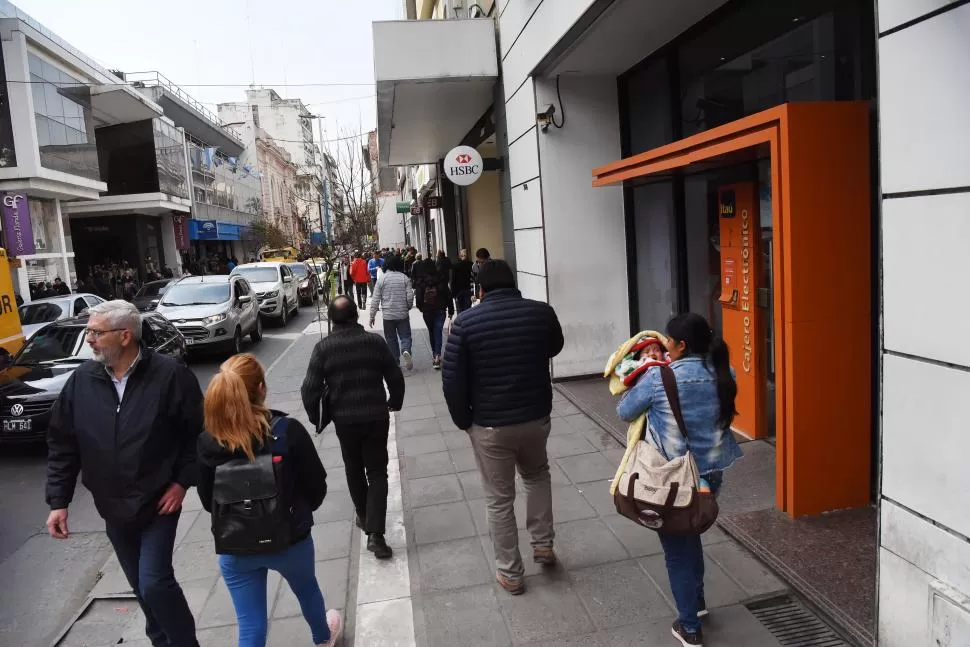 ZONA DE COMERCIALIZACIÓN. San Martín al 700, donde confluyen las sucursales bancarias, las casas de cambio y los “arbolitos” y  las “cuevas”. la gaceta / foto de analía jaramillo