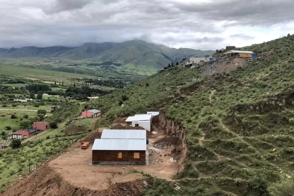 CERRO EL PELAO. La urbanización descontrolada erosionó el cerro en los últimos años.