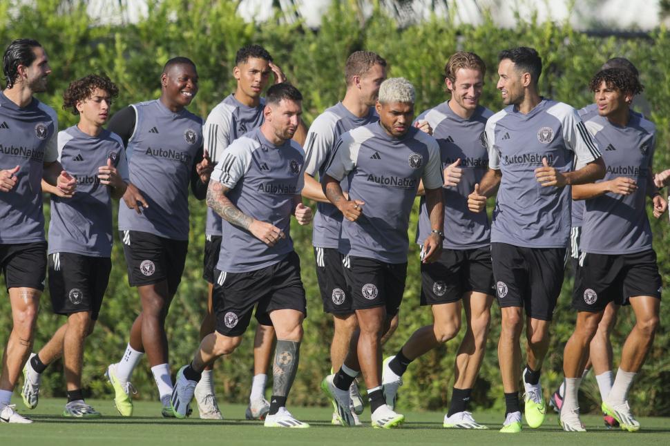 ENTRADA EN CALOR. Messi trota a la par del venezolano Josef Martínez. fotos reuters