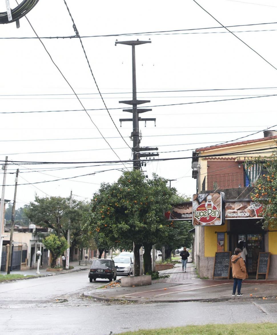 MALESTAR VECINAL. Los habitantes del barrio se quejaron de los robos de objetos de bronce y cobre. 