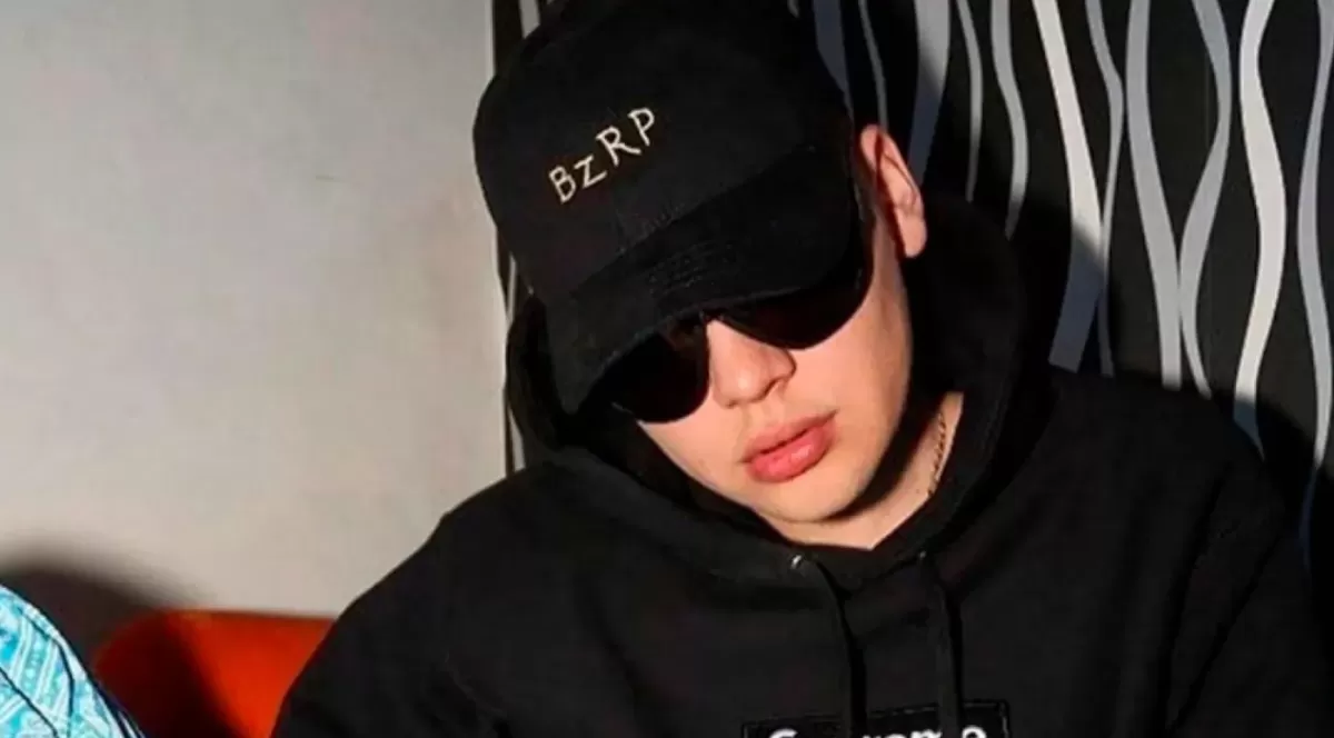 Bizarrap lanzó a la venta su icónica gorra