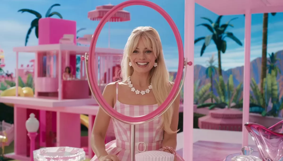 Margot Robbie interpreta a Barbie.