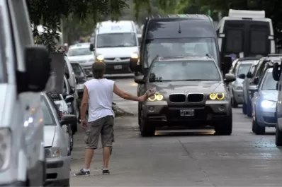 Proponen crear un sindicato de limpiavidrios y trapitos que tendría como secretario a un ex barra brava condenado por homicidio
