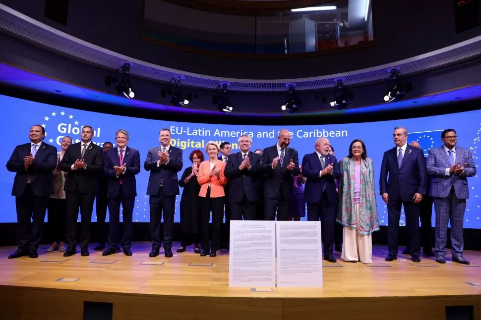 REUNIÓN. Alberto Fernández, junto a otros jefes de Estado y representantes de la Unión Europea.  reuters