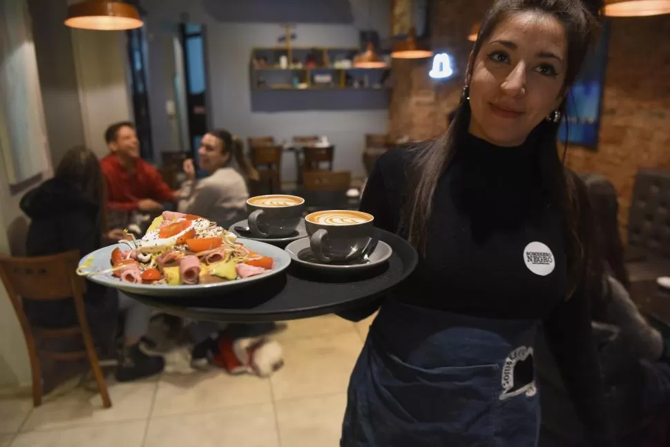 A MERENDAR. Por el frío, los restaurantes son una opción bastante elegida por los tucumanos. Algunos bares tienen todas las reservas tomadas. la gaceta / fotos de analía jaramillo