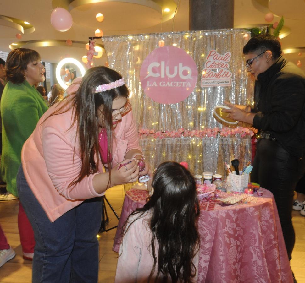 AL ENTRAR. La alegría colmó al público, abrumadoramente femenino, cuando llegó el momento de ver la película. 