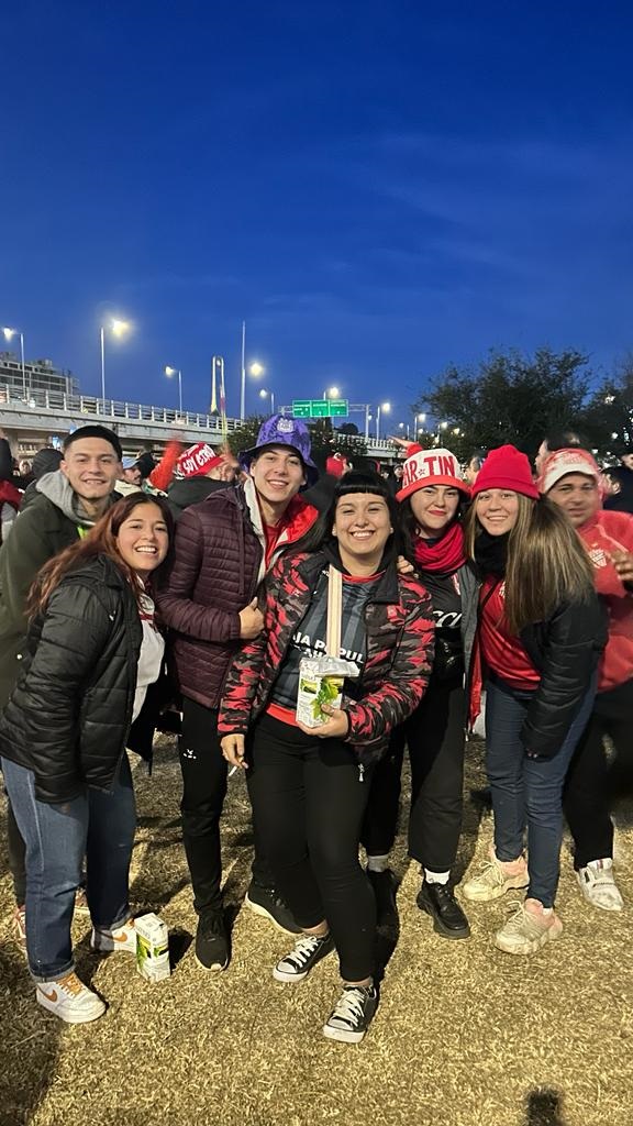 LLEGARON CON LO JUSTO. Al medio en la foto celebra Guadalupe Maza. 