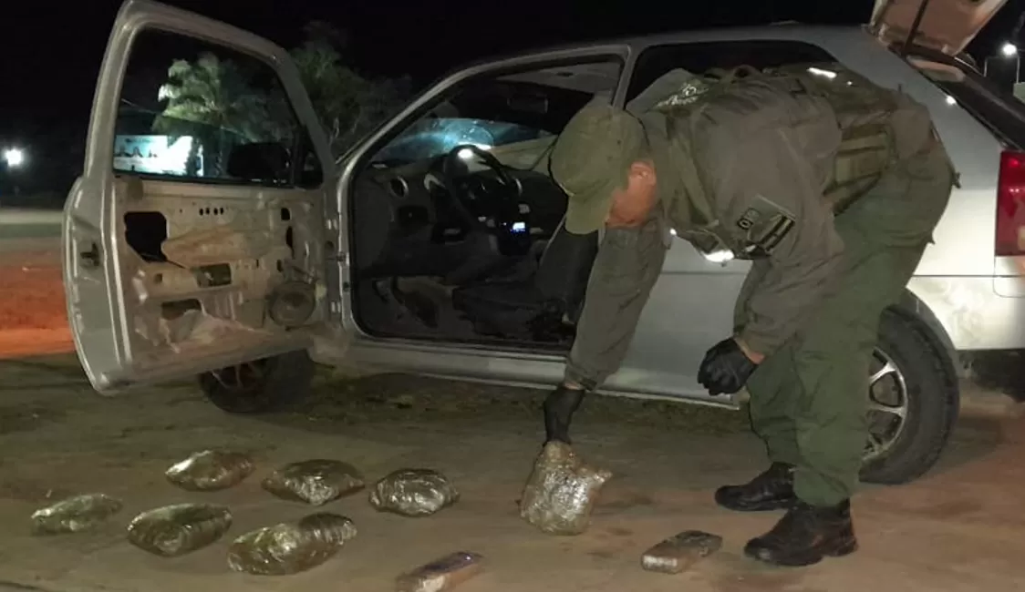 Llevaba marihuana oculta en las puertas de un auto, fue descubierto y terminó detenido