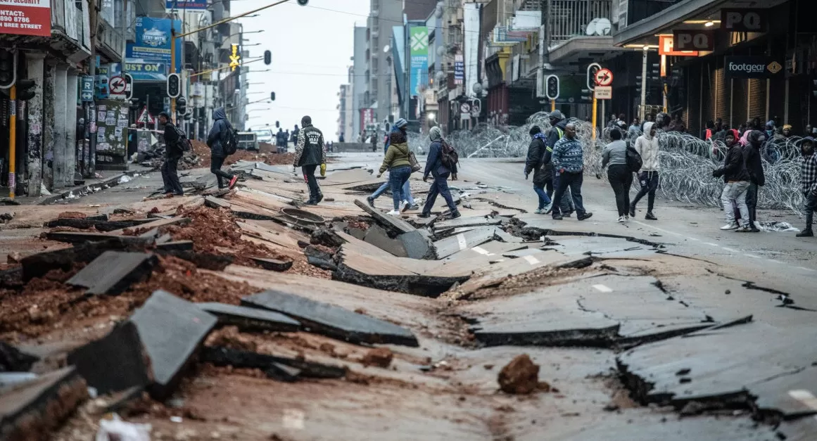 Explosión de tuberías de gas en una avenida de Sudáfrica. Foto EFE