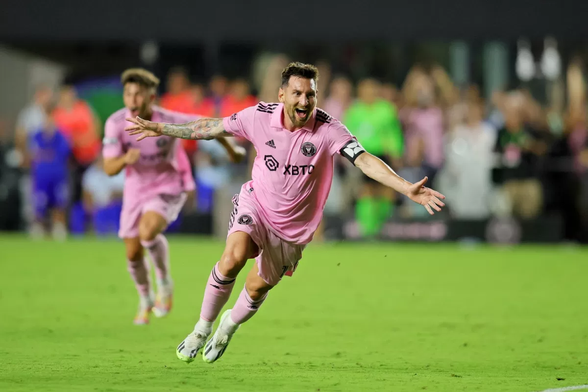 GRAN DEBUT. Messi festeja tras anotar su primer gol con la camiseta de Inter Miami. REUTERS