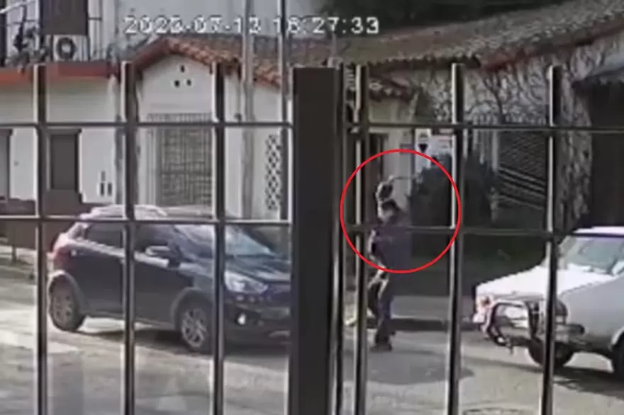 Le suspendieron la licencia al conductor que chocó y destrozó con un hacha un auto