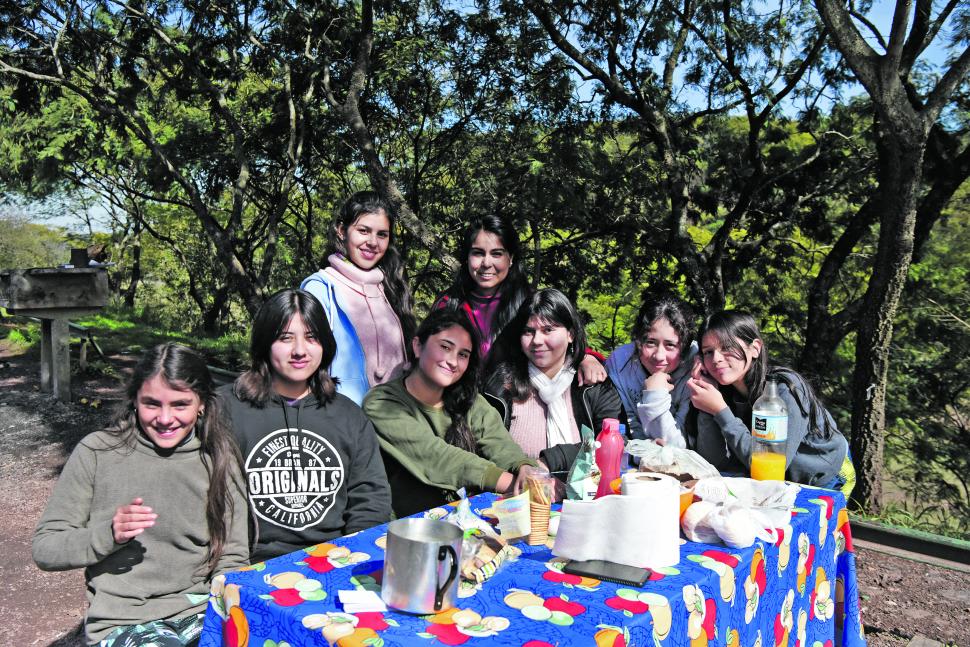 COMER. Este grupo de amigas eligió almorzar a pasos del Dique. LA GACETA/FOTO DE ANALÍA JARAMILLO