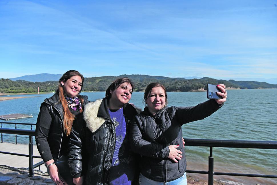 COMER. Este grupo de amigas eligió almorzar a pasos del Dique. 