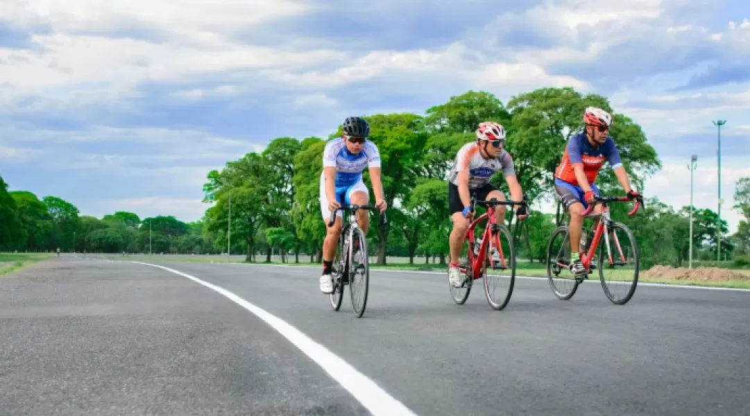 Si vas a pedalear por Yerba Buena hidratate en el punto de Marathon