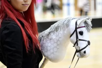 Equitación vegana: el desconcertante deporte sin caballo en que los competidores imitan los movimientos del animal