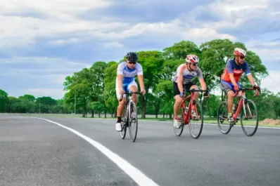 Si vas a pedalear por Yerba Buena hidratate en el punto de Marathon