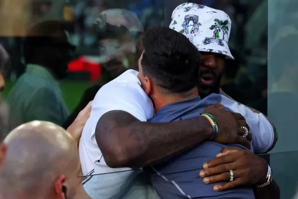 Del rey del básquet al rey del fútbol: el profundo abrazo de Lionel Messi y LeBron James en su debut con el Inter Miami
