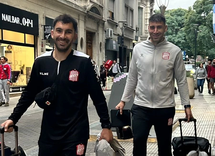 SONRISAS. En pleno centro porteño, Pierce y Acosta arriban con muy buen ánimo al hotal de la concentración. LA GACETA / FOTO DE BRUNO FARANO (ENVIADO ESPECIAL).