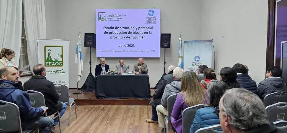 DETALLES. El biogás es un combustible compuesto por un 65% de gas metano y por un 35% de dióxido de carbono; tiene un poder calorífico inferior al gas natural y se está usando en todo el mundo. 