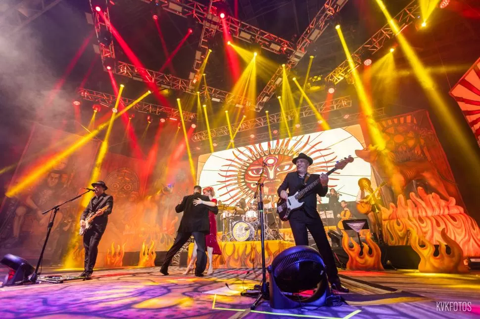 AL PALO. A Los Gardelitos se los considera una banda stone o rollinga, más por las caracteristicas de sus fans que por la música que hacen.  kvk fotos