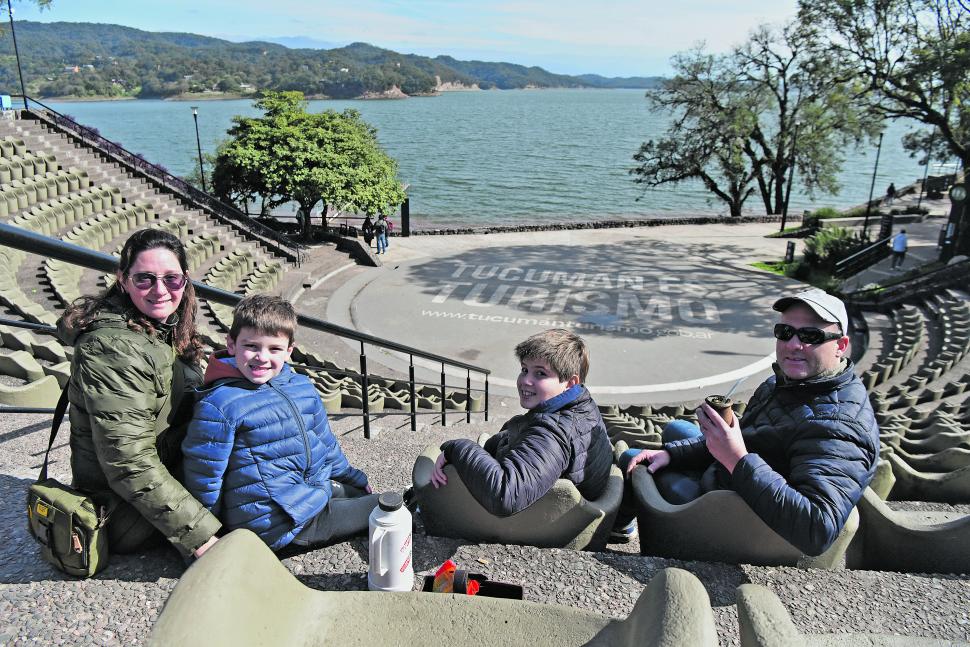 EN FAMILIA. Los turistas también dicen “presente” en Tucumán.