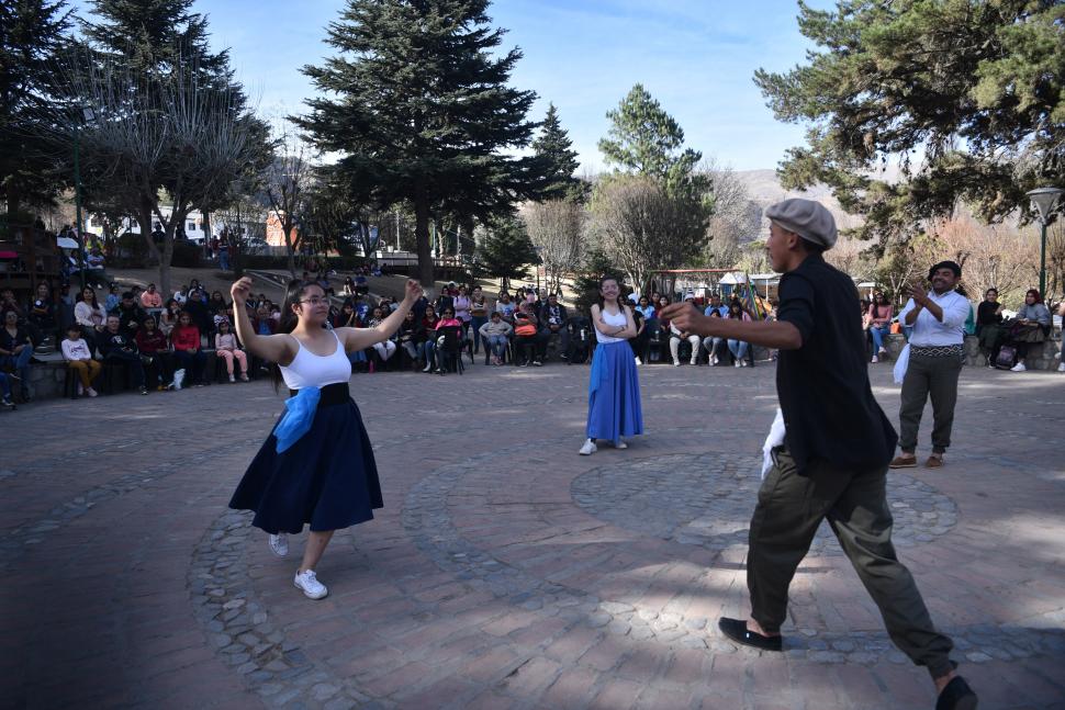 Por el Día del Amigo hubo bailes y festejos en la zona urbana de los valles.