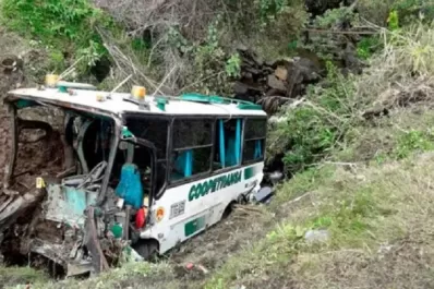 Un colectivo cayó en un precipicio en Colombia: murieron nueve personas y 25 resultaron heridas