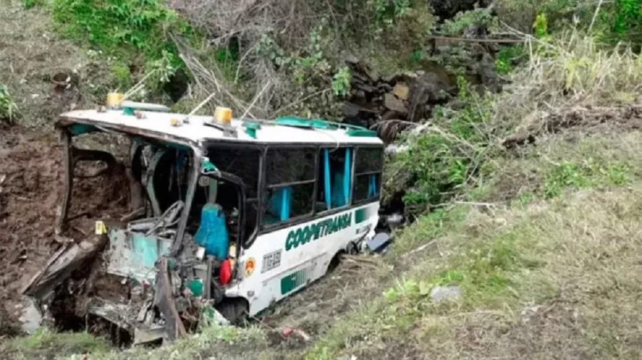 ASÍ quedó el colectivo que se desplomó al vacío. 