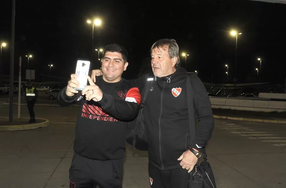 BUENA SELFIE. Lucas Torres se dio el gusto de fotografiarse con Ricardo Zielinski, que esperaba para subir al ómnibus. la gaceta / foto de antonio ferroni