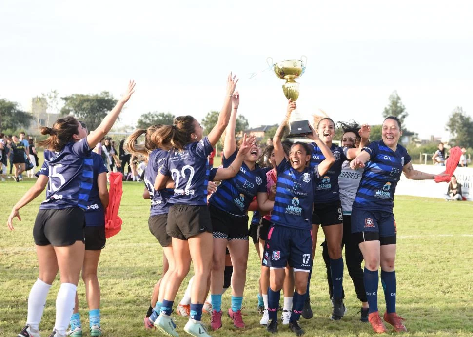 LOCURA TOTAL. En una final apasionante, Detectables se coronó gracias al gol de Romina Rodríguez (con la copa).