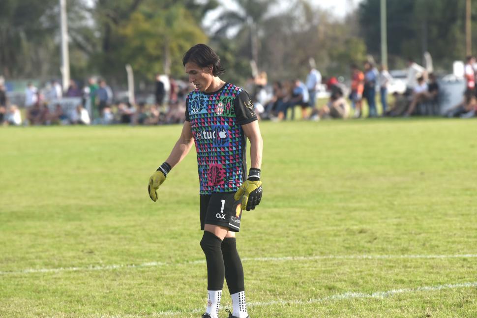 HOMENAJE. Acosta usó una camiseta especial: dedicada a su papá Osvaldo e inspirada en Sergio Goycochea.