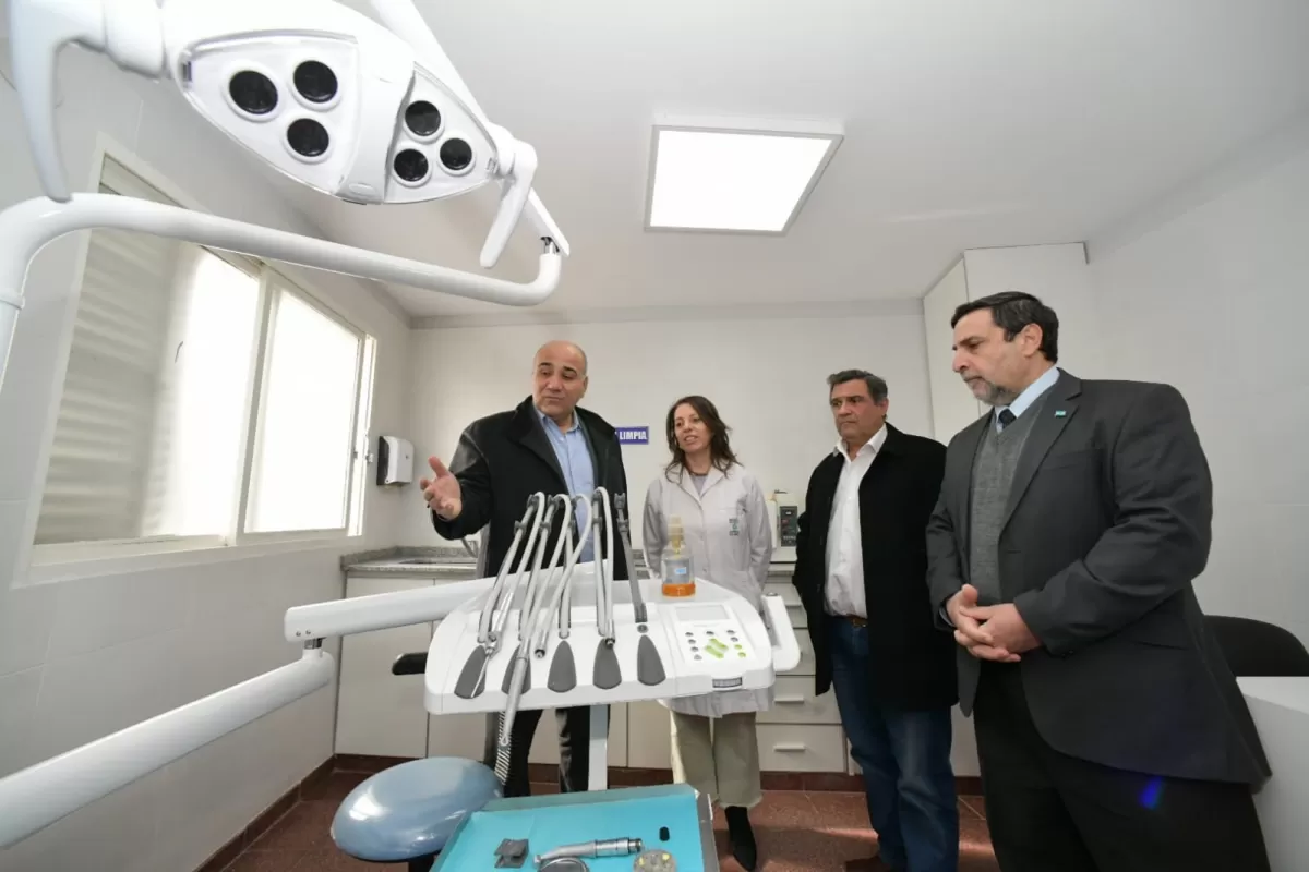 JUAN MANZUR recorrió las instalaciones del Centro de Salud. 