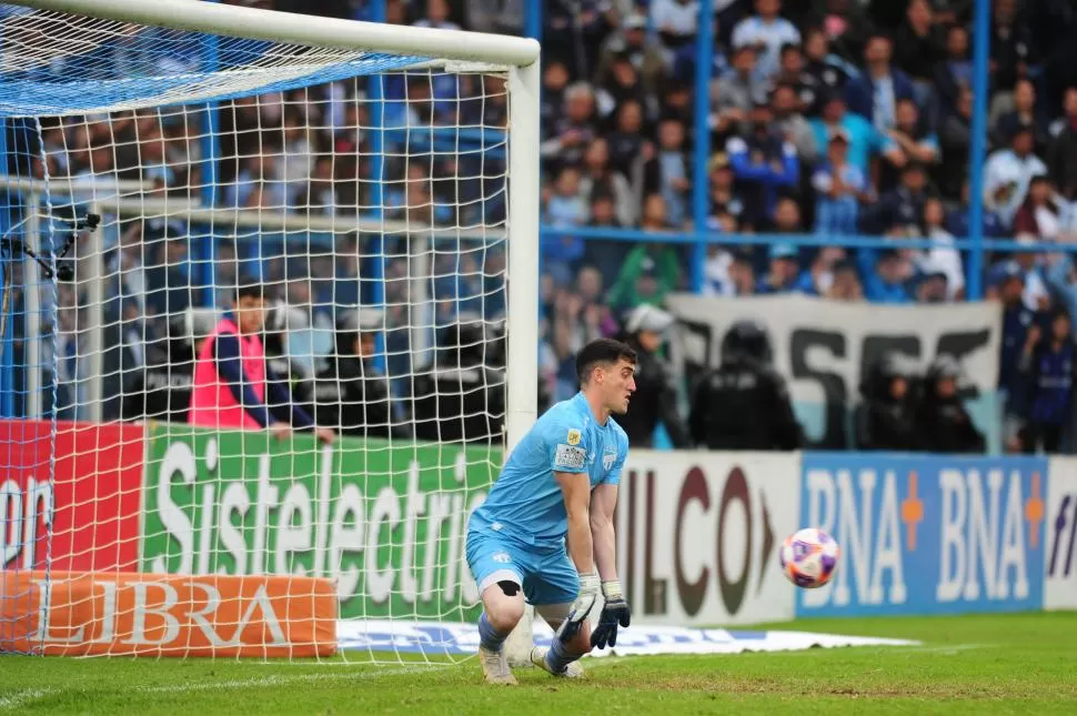 CONTROLADA. Tras el remate de Martín Cauteruccio, Marchiori estuvo atento y tapó una pelota que parecía difícil.   