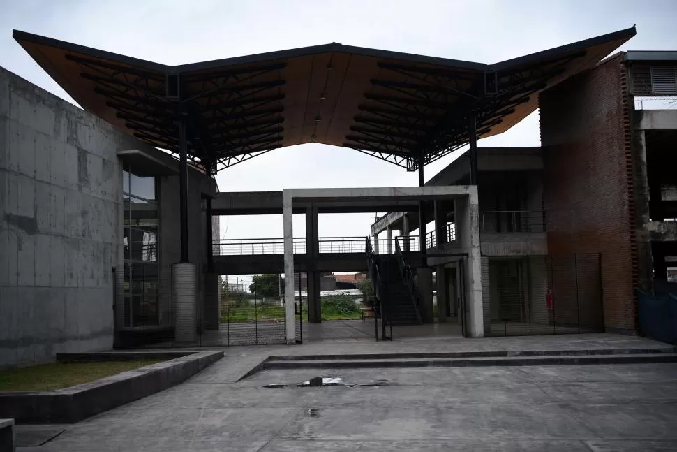 DE ESTRENO. Días atrás, el presidente, Alberto Fernández, inauguró parte del edificio de Bioquímica, donde se dictarán clases desde el mes que viene. la gaceta / foto de diego araoz 
