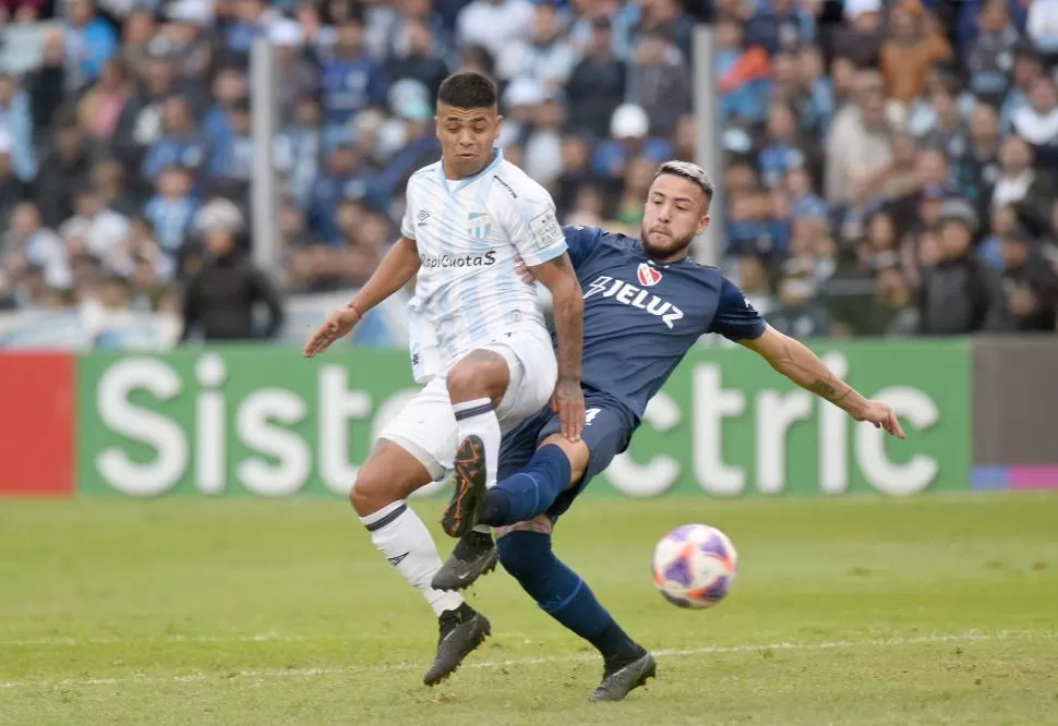 LA POLÉMICA. Guille ya impactó la pelota y recibe la infracción de Ostachuk. El contacto no fue advertido por Echavarría, que cobró penal por intermedio del VAR. la gaceta / foto de franco vera