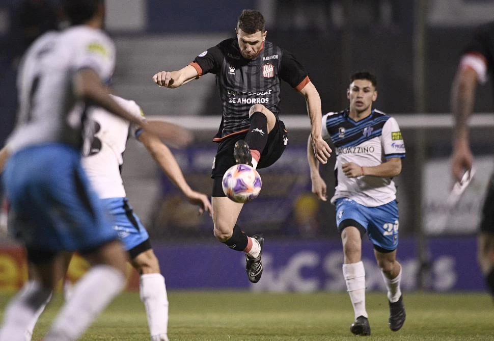 LEJOS DE SU MEJOR NIVEL. Leonel Bucca intenta maniobrar en el aire. A los volantes del “santo” les cuesta acoplarse. fotos de matías nápoli escalero (especial para la gaceta)