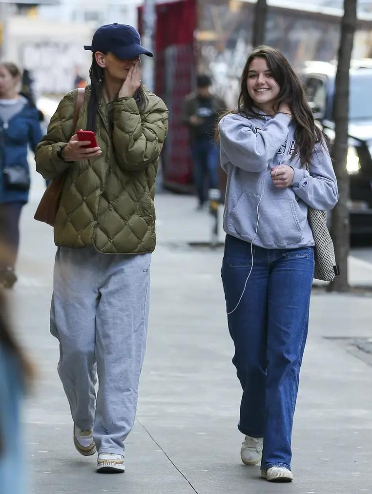 Katie Holmes junto a Suri, la hija que tuvo con Tom Cruise