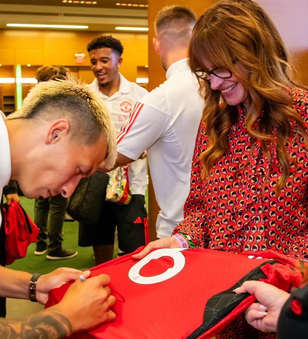 Lisandro Martínez le regaló una camiseta autografiada a Julia Roberts