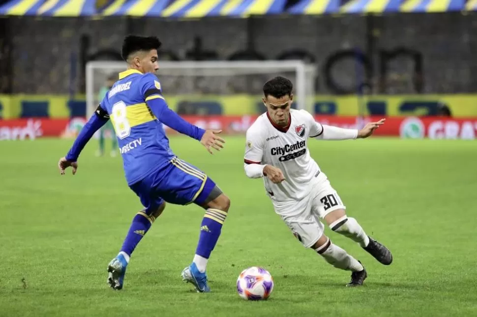 CAPITÁN. Guillermo Fernández presiona a Cristian Ferreira que intenta eludirlo. 