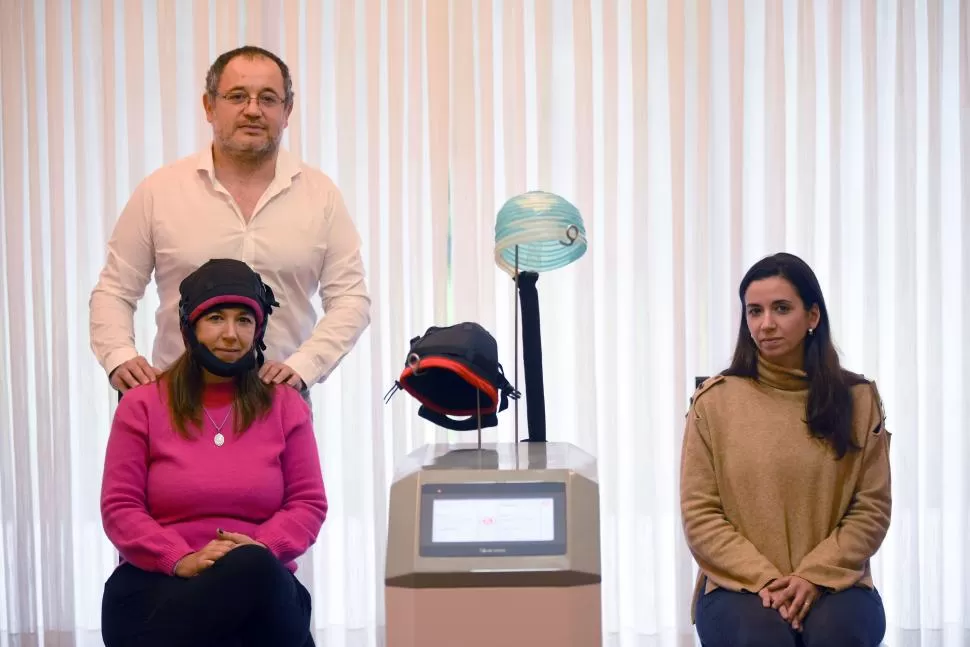 DOS PACIENTES EN SIMULTÁNEO. El ingeniero Miguel Lozano muestra cómo funciona su invento con la ayuda de las hermanas Inés Bobovnikov (izq.) y Ludmila Bobovnikov (derecha). LA GACETA / FOTOs DE diego araoz  